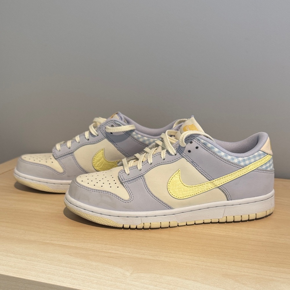 Nike Kids Low-Top Sneakers in Pale Yellow, Light Gray & Cream